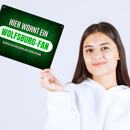 Metallschild XL mit Spruch: Hier wohnt ein Wolfsburg-Fan