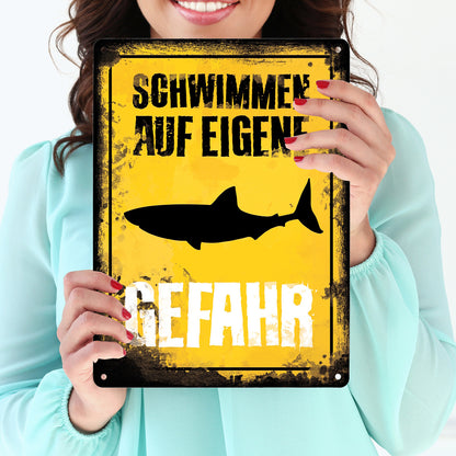 Schwimmen auf eigene Gefahr Metallschild XL in 21x28 cm für den Pool mit Hai