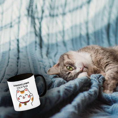 Winkekatze Kaffeebecher in schwarz mit Spruch Konnichiwa