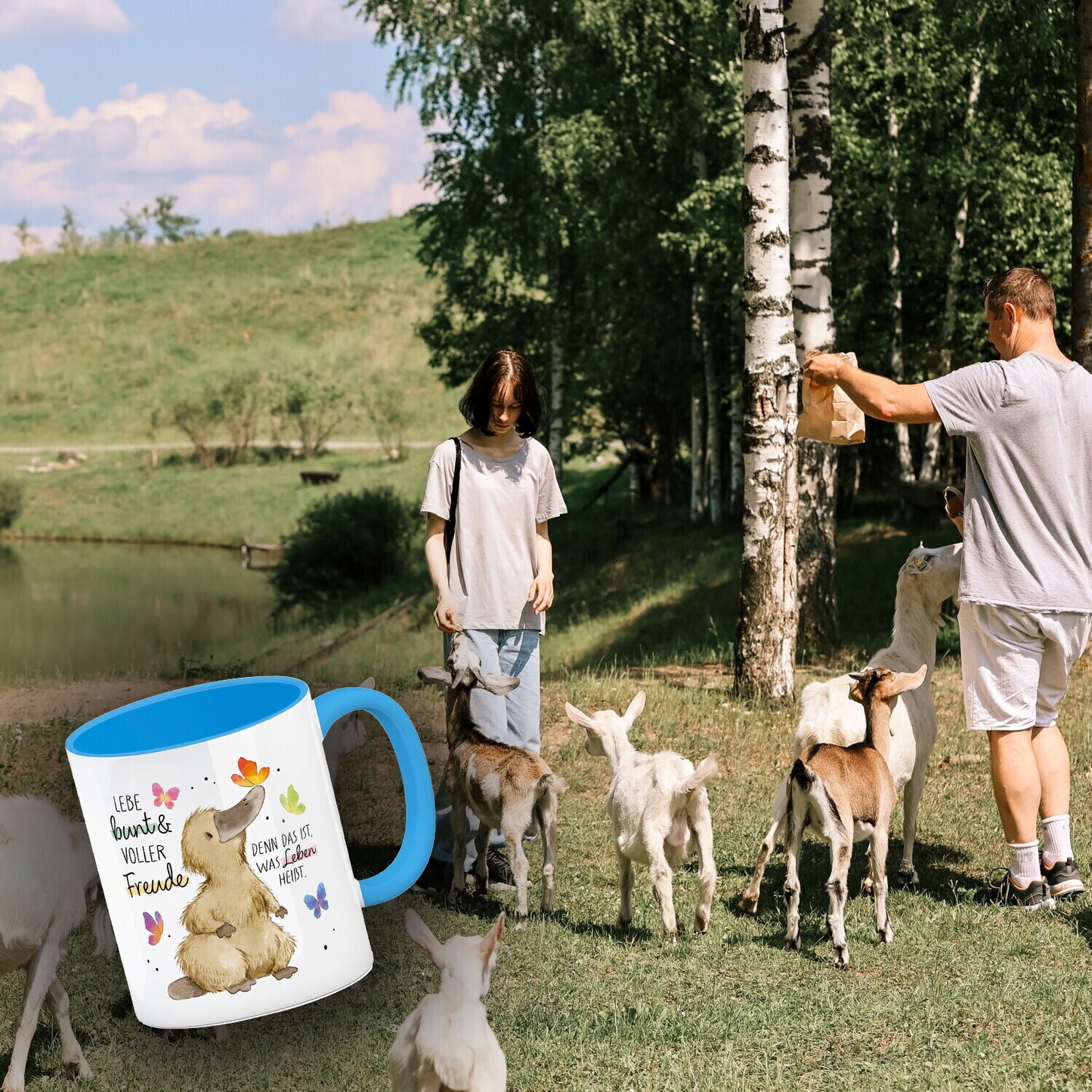 Schnabeltier Kaffeebecher in hellblau mit Spruch Lebe bunt und freudig