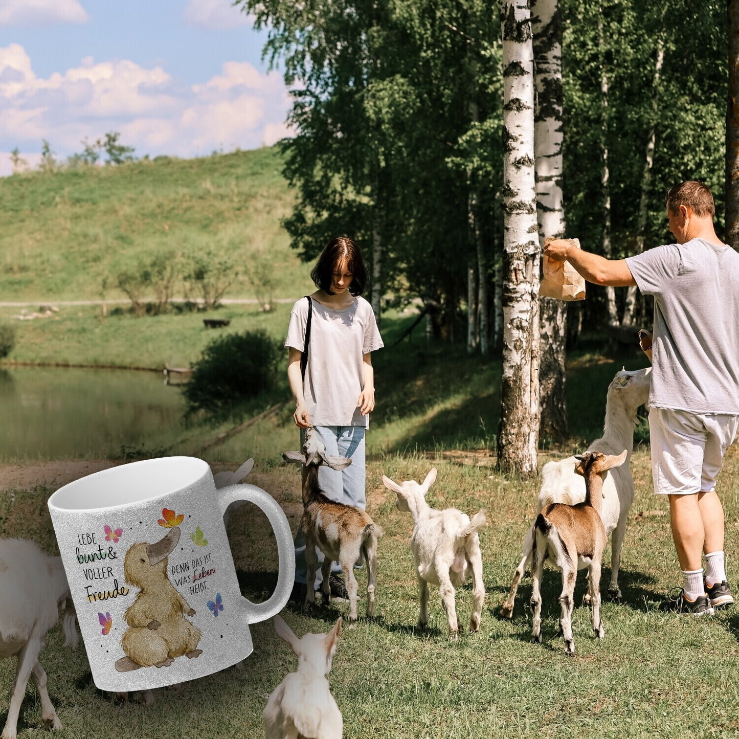 Schnabeltier Glitzer-Kaffeebecher mit Spruch Lebe bunt und freudig