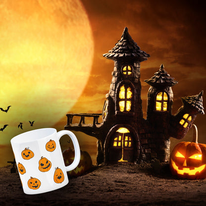 Kaffeebecher im Halloween Design - mit vielen lustigen geschnitzten Kürbisköpfen