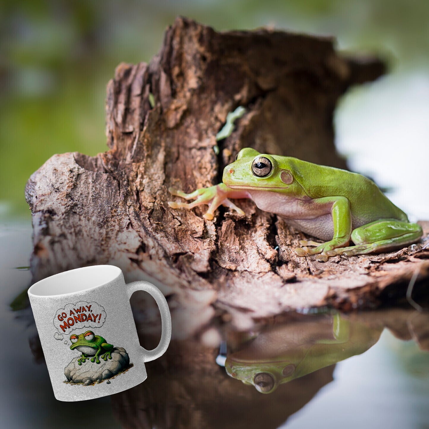 Mürrischer Frosch auf Stein Glitzer-Kaffeebecher mit Spruch Go away, Monday!