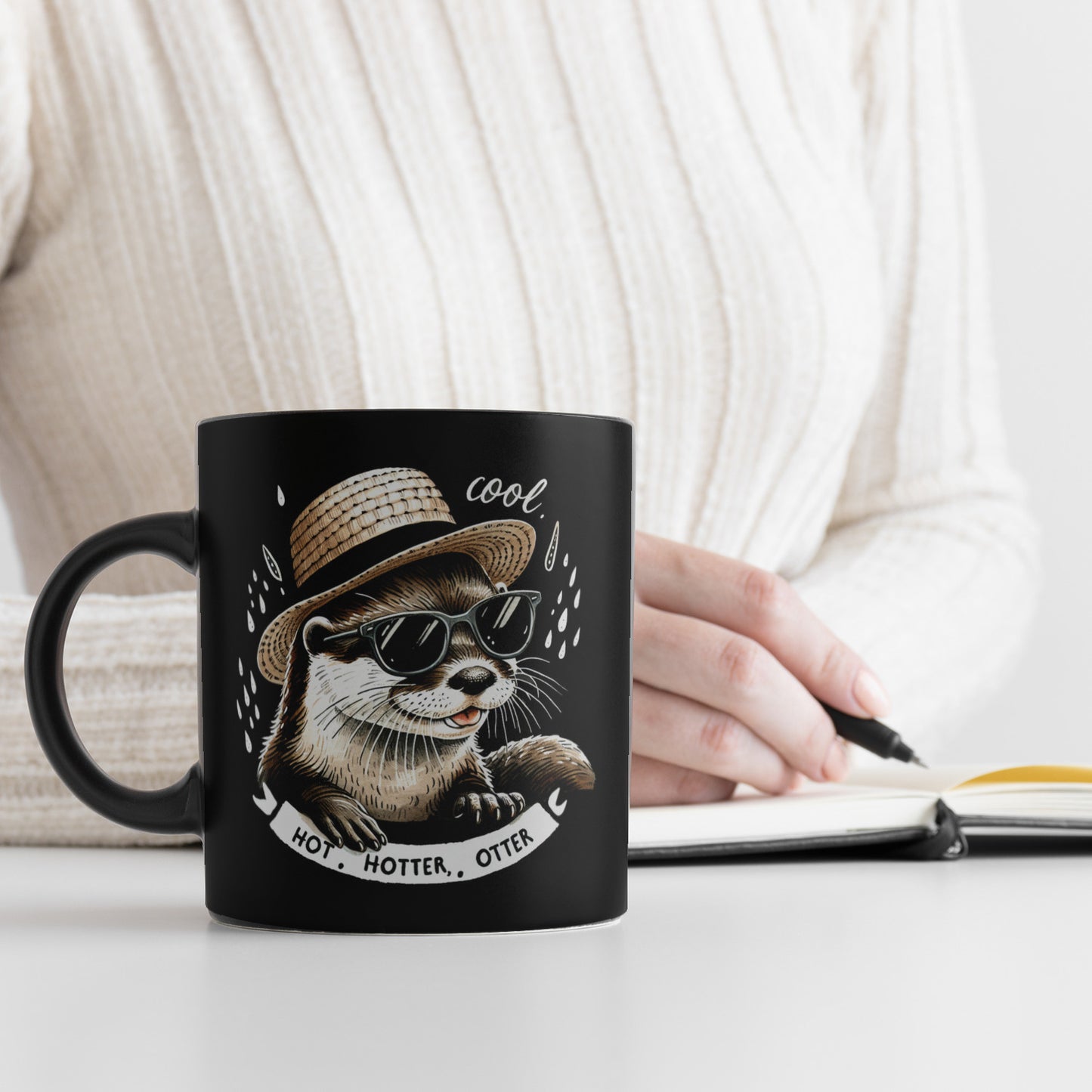 Otter mit Strohhut und Sonnenbrille Tasse in Schwarz mit Spruch Hot Hotter Otter