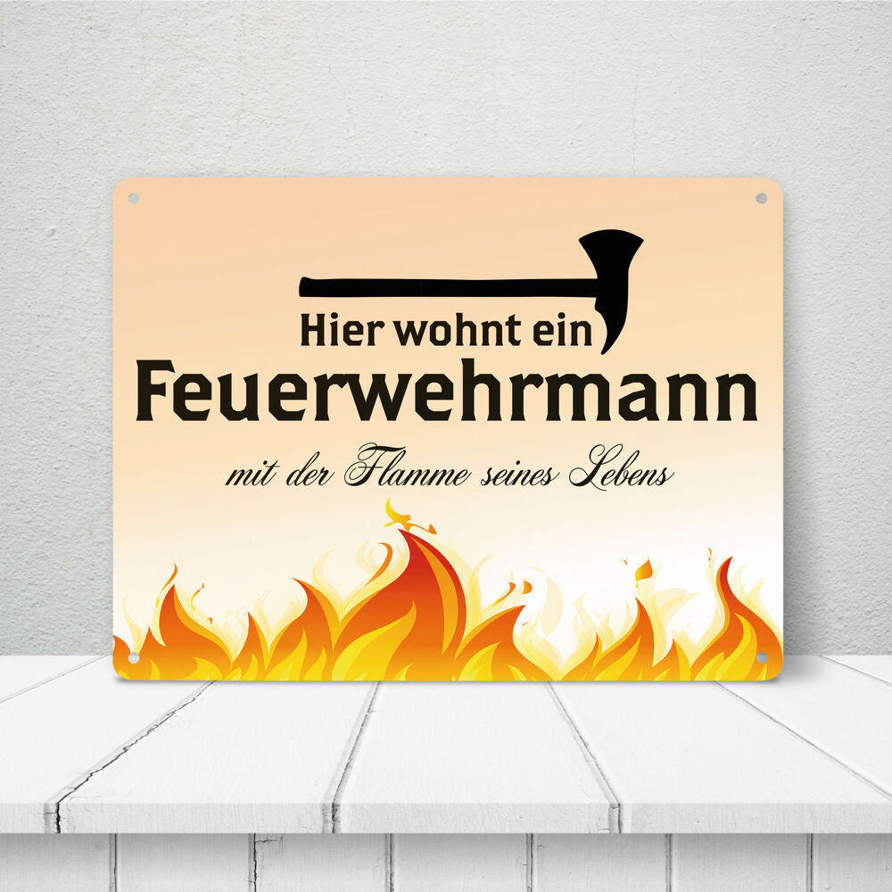 Metallschild XL mit Spruch: Comic_Hier wohnt ein Feuerwehrmann…