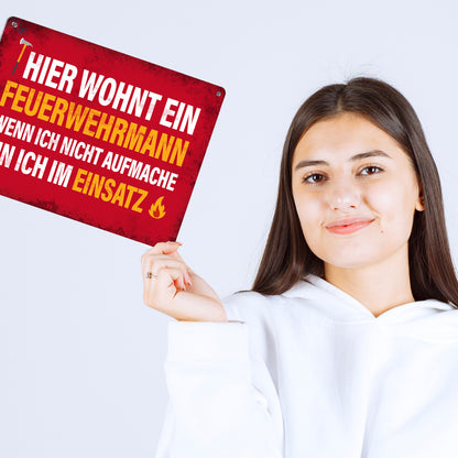 Metallschild XL mit Spruch: Hier wohnt ein Feuerwehrmann, ...