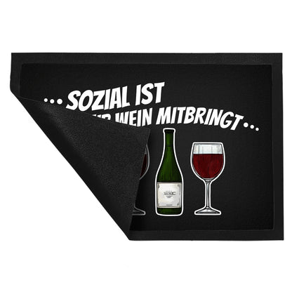 Sozial ist wer mir Wein mitbringt Fußmatte XL