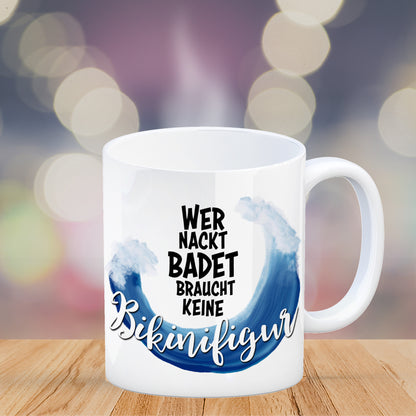 Kaffeebecher mit Spruch: Wer nackt badet braucht keine Bikinifigur