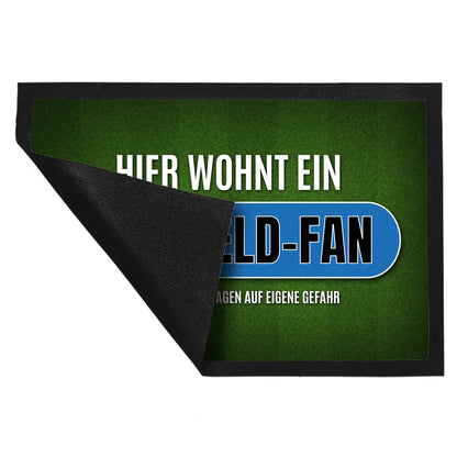 Hier wohnt ein Bielefeld-Fan Fußmatte XL mit Rasen Motiv