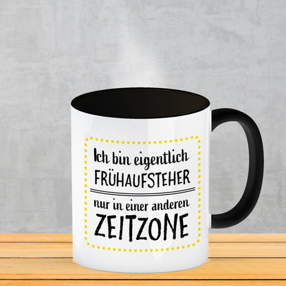 Ich bin eigentlich Frühaufsteher, nur in einer anderen Zeitzone Kaffeebecher Henkel und Innenseite Schwarz