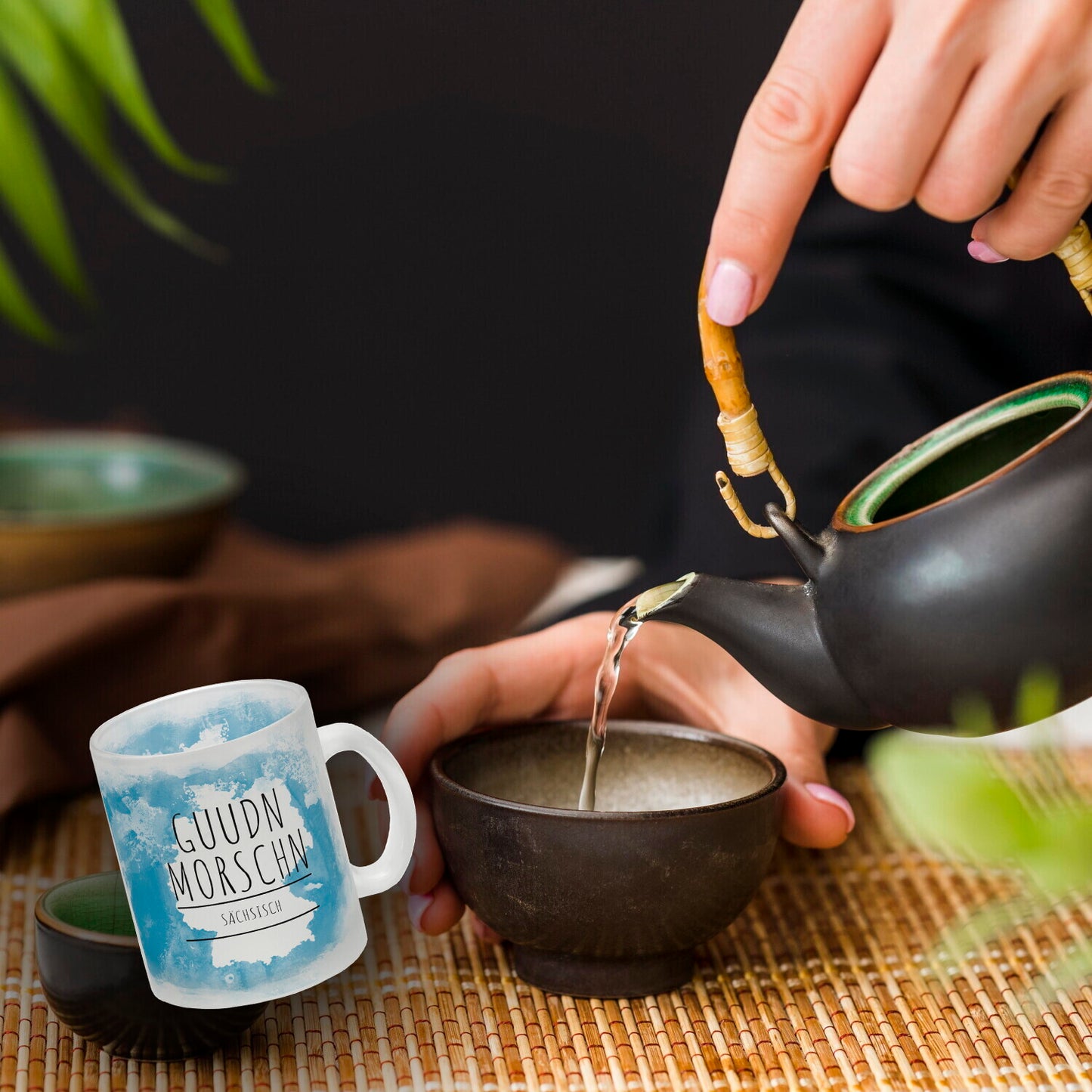 Hallo auf Sächsisch Guudn Morschen lustiger Glas Tasse mit blauem Hintergrund