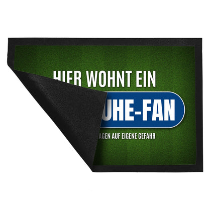 Hier wohnt ein Karlsruhe-Fan Fußmatte XL mit Rasen Motiv