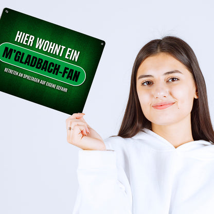 Metallschild XL mit Spruch: Hier wohnt ein M'Gladbach-Fan