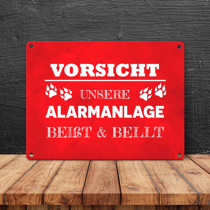 Vorsicht unsere Alarmanlage beißt & bellt Metallschild in 15x20 cm in Rot