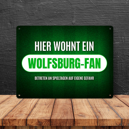 Metallschild XL mit Spruch: Hier wohnt ein Wolfsburg-Fan