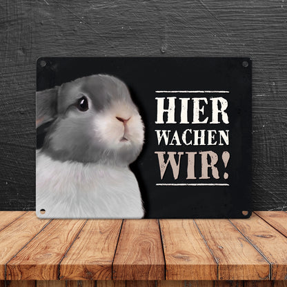 Metallschild mit Hase Motiv und Spruch: Hier wachen wir!