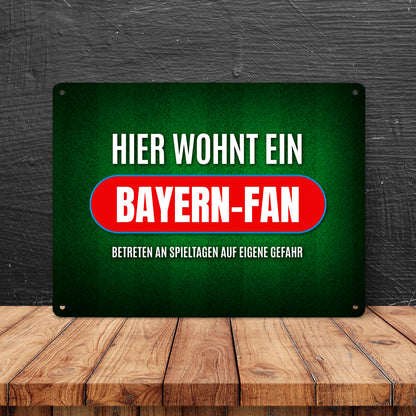 Metallschild XL mit Spruch: Hier wohnt ein Bayern-Fan