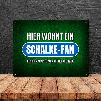 Metallschild XL mit Spruch: Hier wohnt ein Schalke-Fan