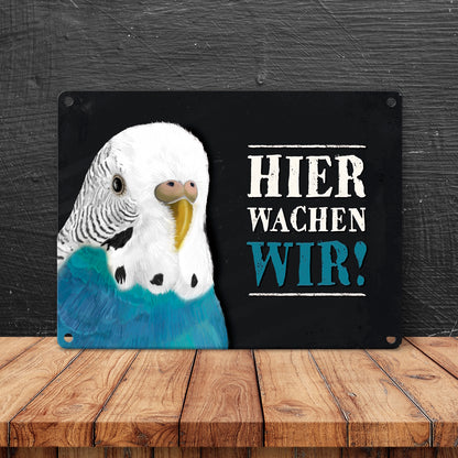 Metallschild mit Wellensittich blau Motiv und Spruch: Hier wachen wir!