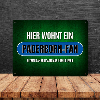 Hier wohnt ein Paderborn-Fan Metallschild XL mit Rasen Motiv