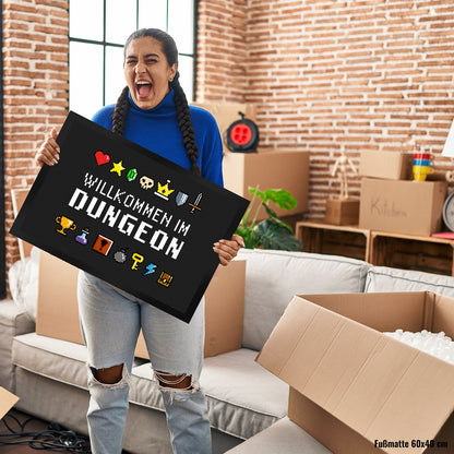 Willkommen im Dungeon Fußmatte XL in 40x60 cm für Gamer mit bunten Pixel-Items