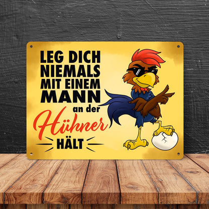 Leg dich niemals mit einem Mann an der Hühner hält - Metallschild XL mit lässigem Cartoon-Hahn