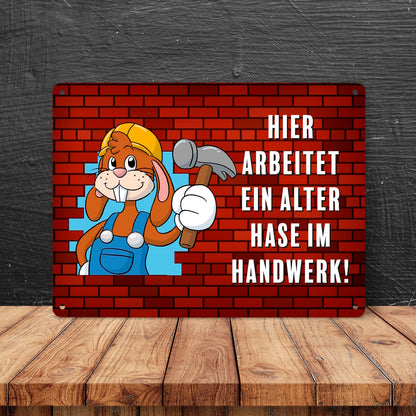 Alter Hase im Handwerk Bauarbeiter Metallschild XL in 21x28 cm mit Spruch