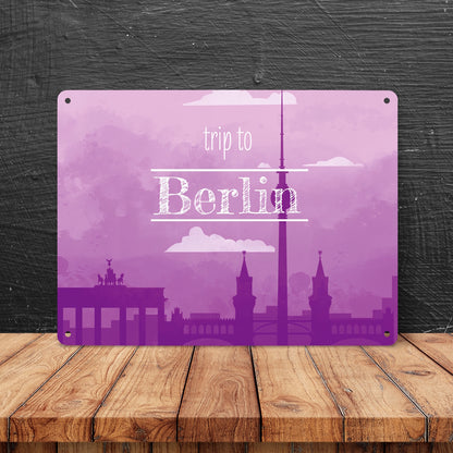 Metallschild XL in 21x28 cm für Fans von Städtetrips mit der Silhouette von Berlin in lila