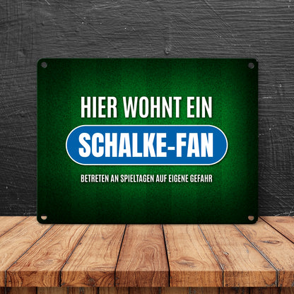 Hier wohnt ein Schalke-Fan Metallschild mit Rasen Motiv