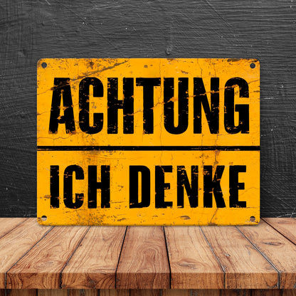 Achtung ich denke - Altes Holzdesign Metallschild in 15x20 cm