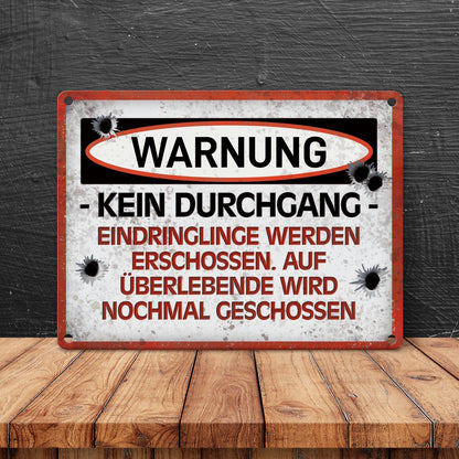 Eindringlinge werden erschossen Warnschild mit Einschusslöcher Motiv