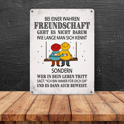 Metallschild XL mit Freunde Motiv und Spruch: Bei einer wahren Freundschaft