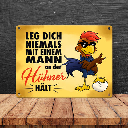 Leg dich niemals mit einem Mann an der Hühner hält Metallschild mit Cartoon-Hahn