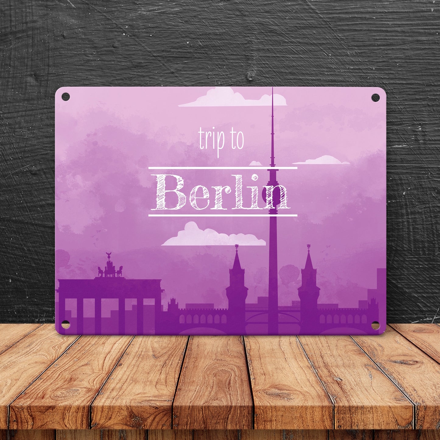 Metallschild in 15x20 cm für Fans von Städtetrips mit der Silhouette von Berlin in lila