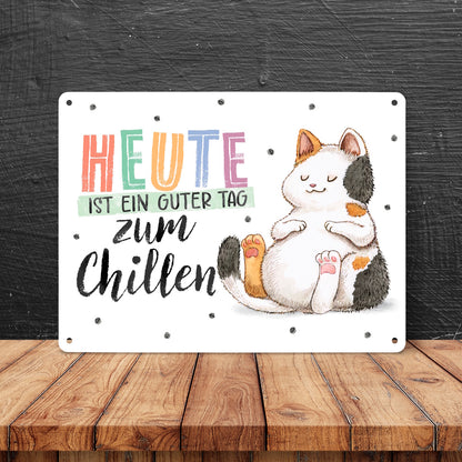 Glückskatze Metallschild XL in 21x28 cm mit Spruch Heute ist ein guter Tag zum Chillen