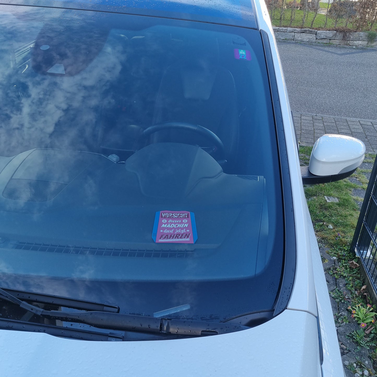 Vorsicht - Dieses Mädchen darf jetzt fahren Parkscheibe mit 2 Einkaufswagenchips