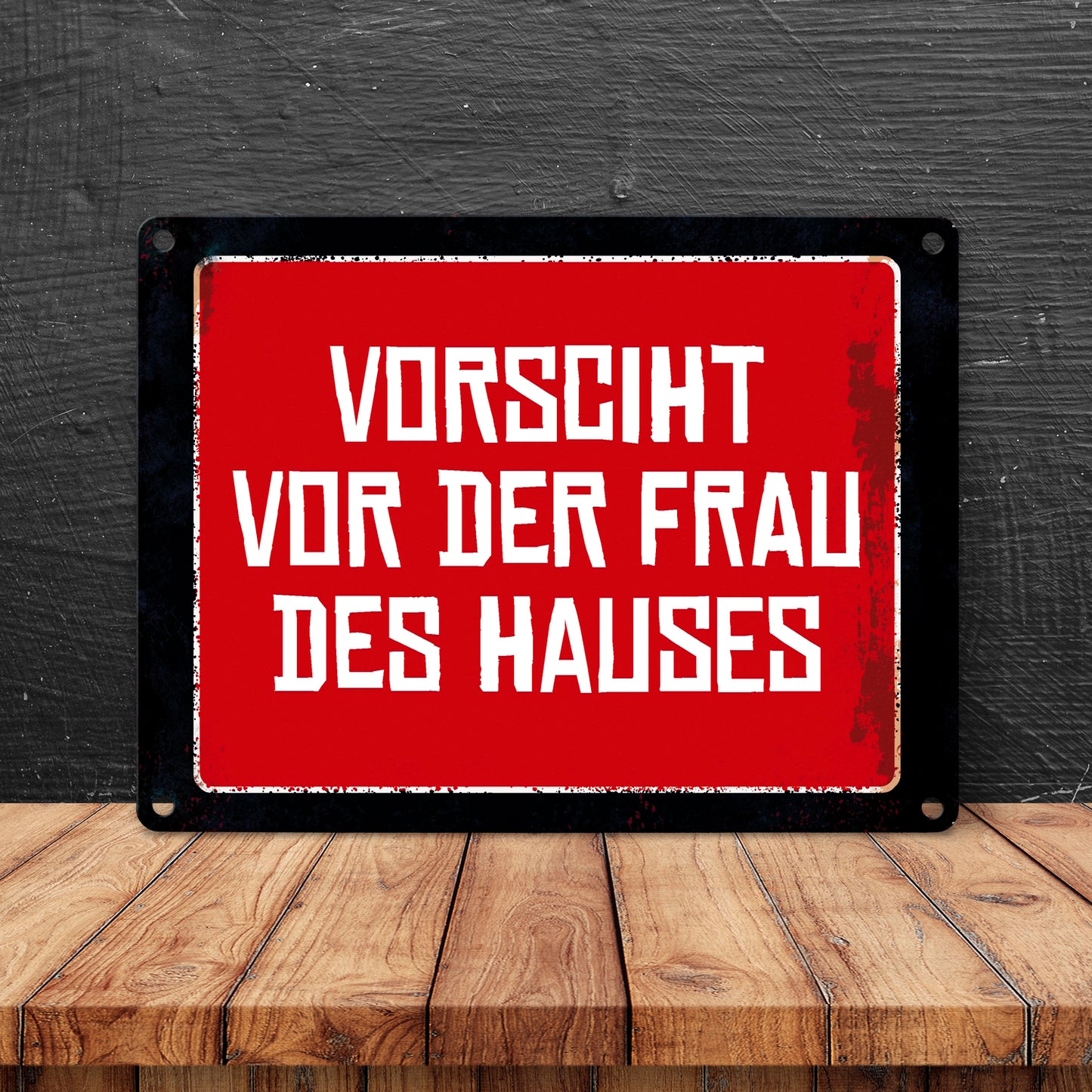 Vorsicht vor der Frau des Hauses Warn- und Hinweisschild im Used-Look