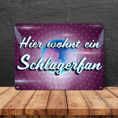 Hier wohnt ein Schlagerfan Metallschild in 15x20 cm mit Discokugel