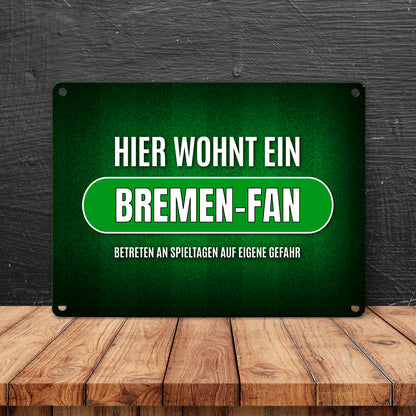 Hier wohnt ein Bremen-Fan Metallschild mit Rasen Motiv