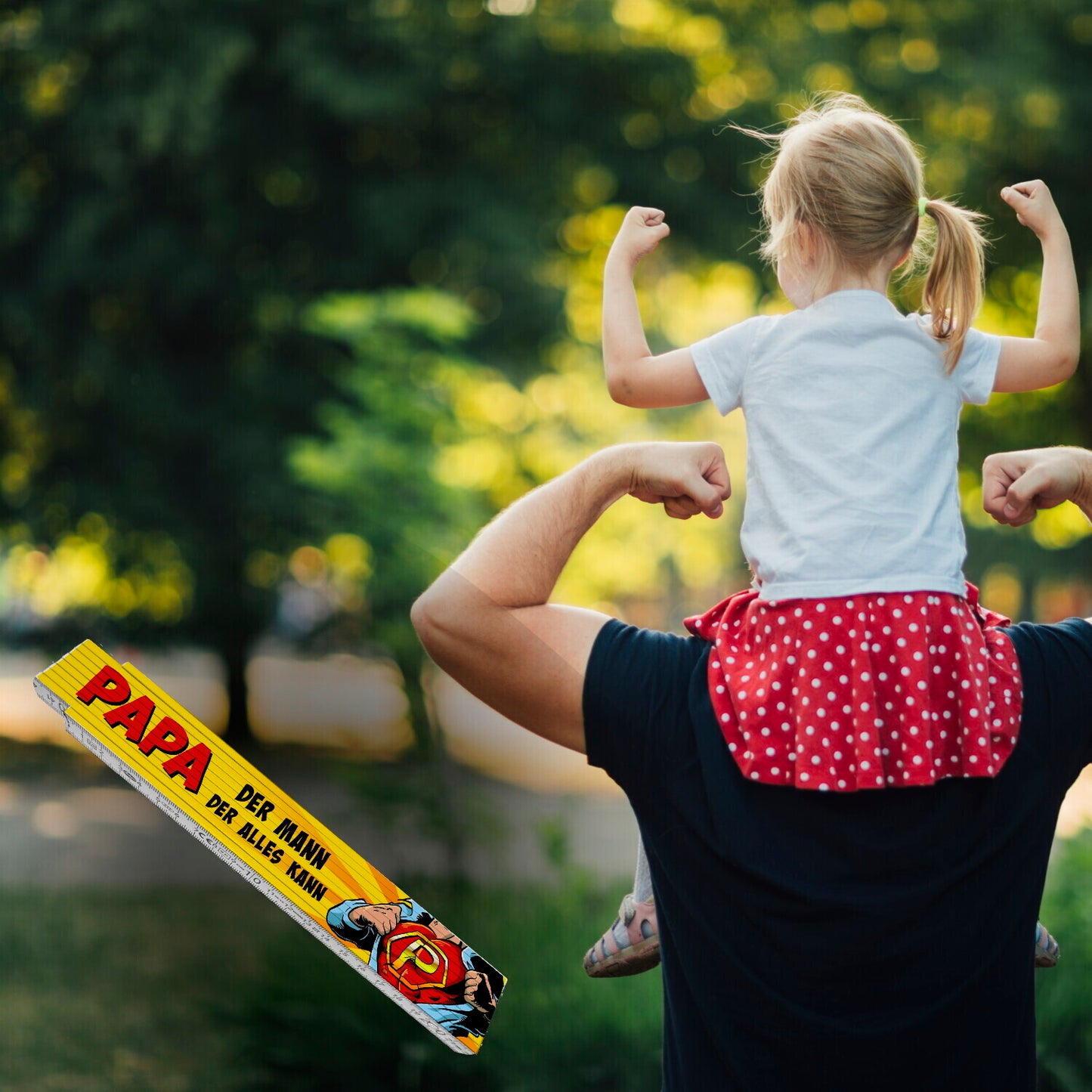 Meterstab aus Holz mit Superhelden-Design und Spruch - Papa Der Mann der alles kann