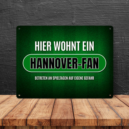 Hier wohnt ein Hannover-Fan Metallschild XL mit Rasen Motiv