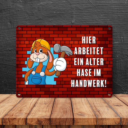 Alter Hase im Handwerk Bauarbeiter Metallschild in 15x20 cm mit Spruch