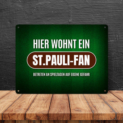 Hier wohnt ein St.Pauli-Fan Metallschild XL mit Rasen Motiv