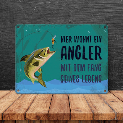 Angler mit dem Fang seines Lebens Blechschild in 15x20 cm