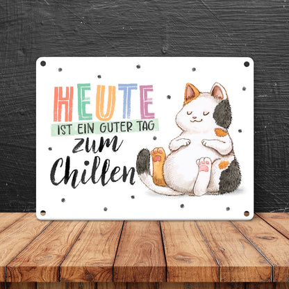 Glückskatze Metallschild in 15x20 cm mit Spruch Heute ist ein guter Tag zum Chillen