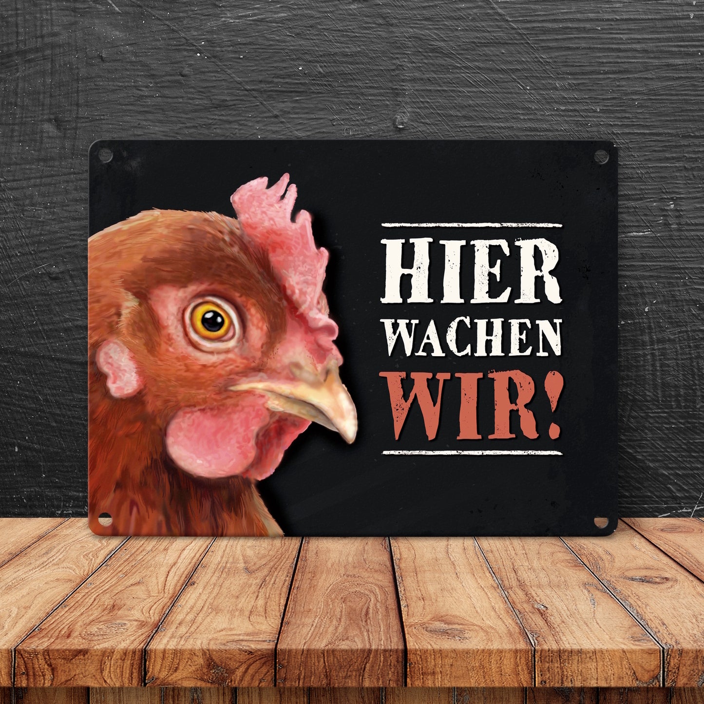 Metallschild mit Huhn Motiv und Spruch: Hier wachen wir!