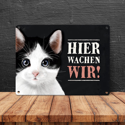 Hier wachen wir! Katzen Metallschild