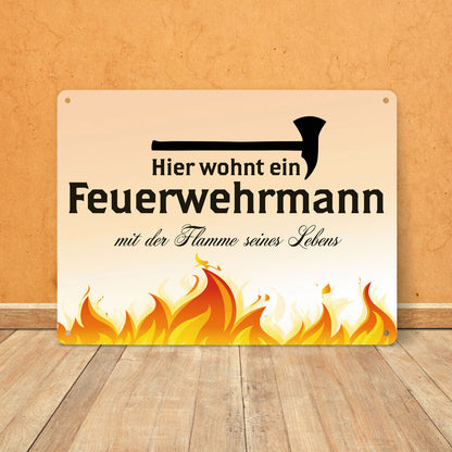 Metallschild XL mit Spruch: Comic_Hier wohnt ein Feuerwehrmann…