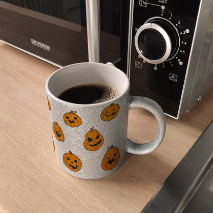 Glitzer-Kaffeebecher im Halloween Design - mit vielen lustigen geschnitzten Kürbisköpfen