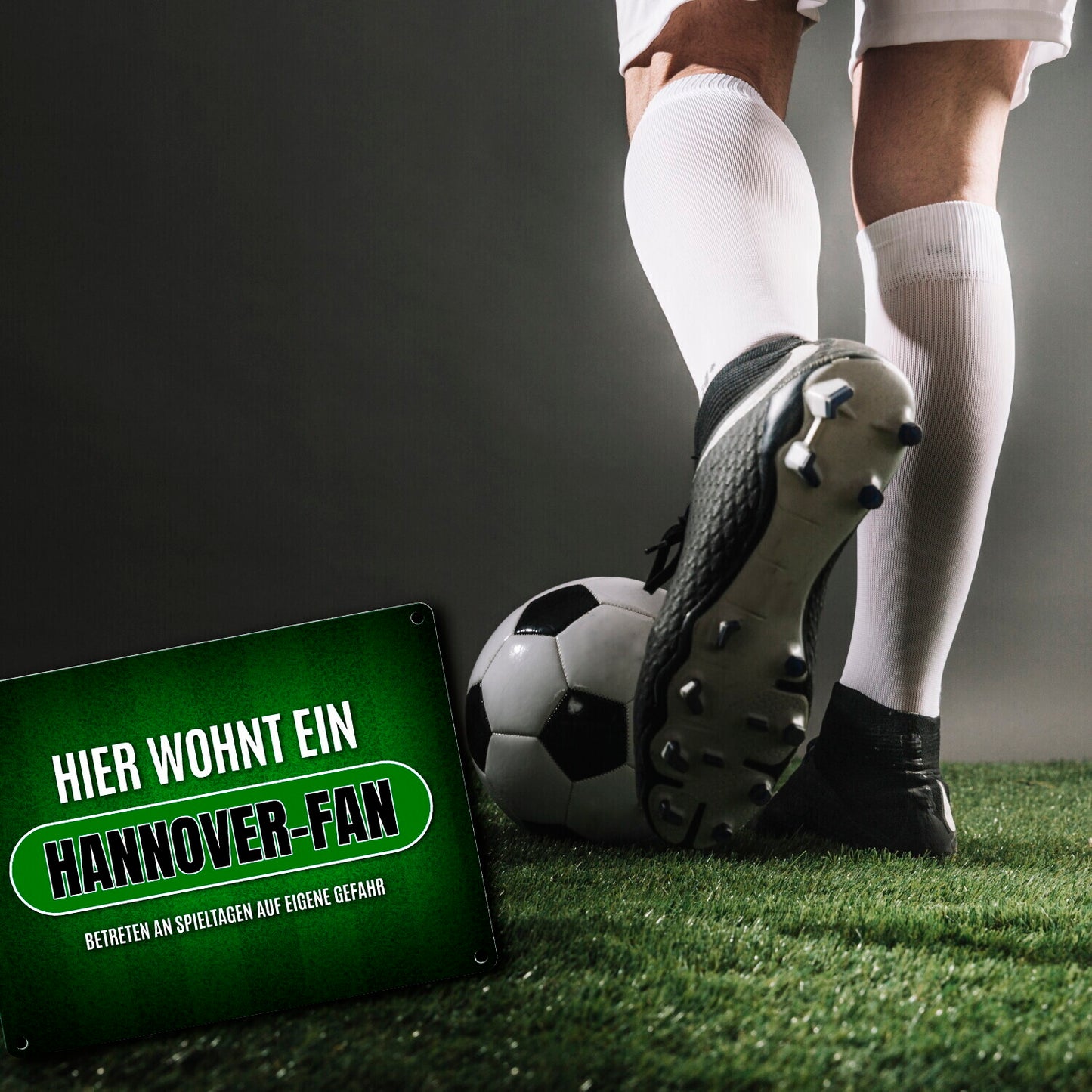 Hier wohnt ein Hannover-Fan Metallschild mit Rasen Motiv